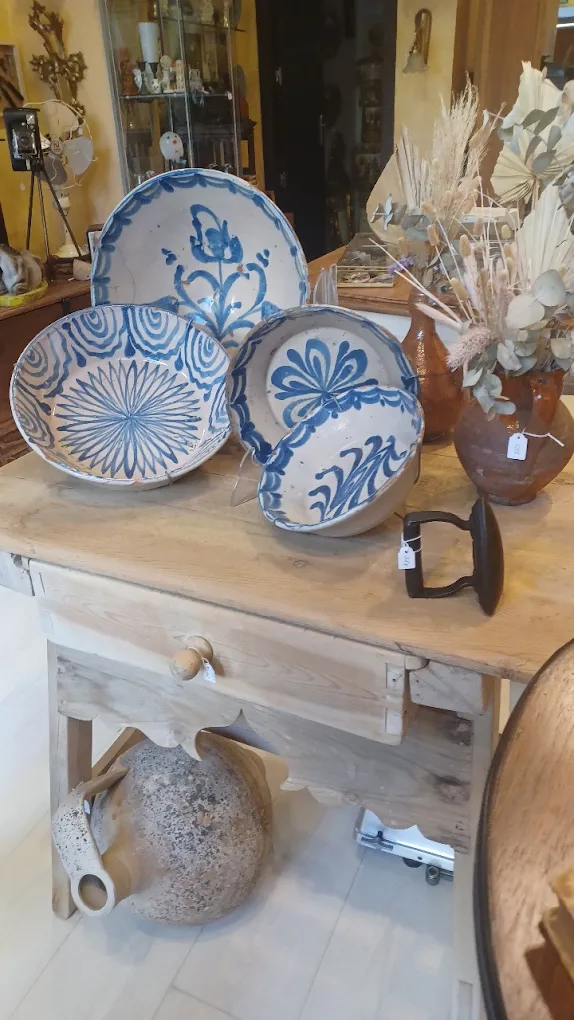 Cerámica antigua con motivos azul y blanco