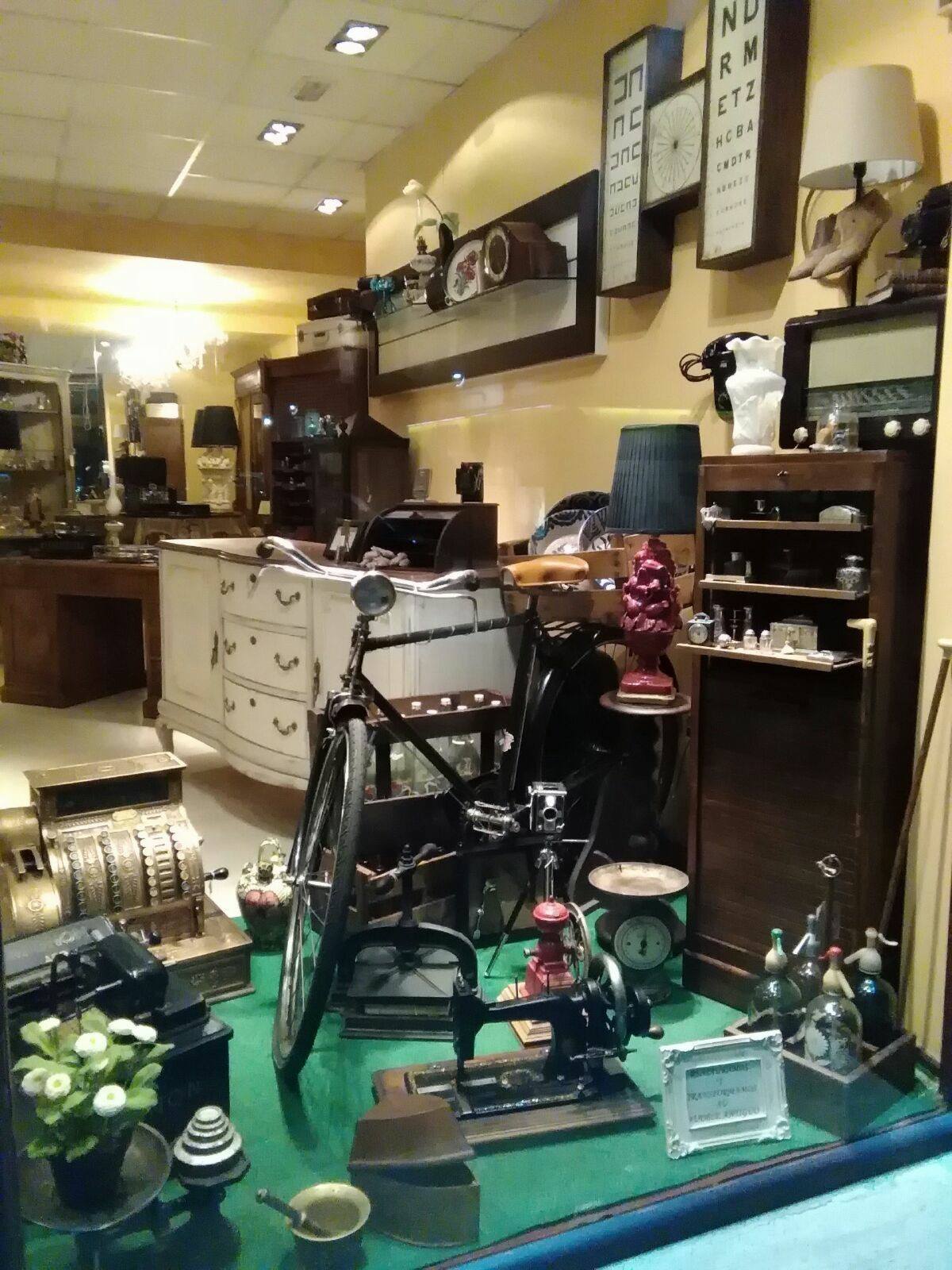 Interior de la tienda Antigüedades Tres Morillas