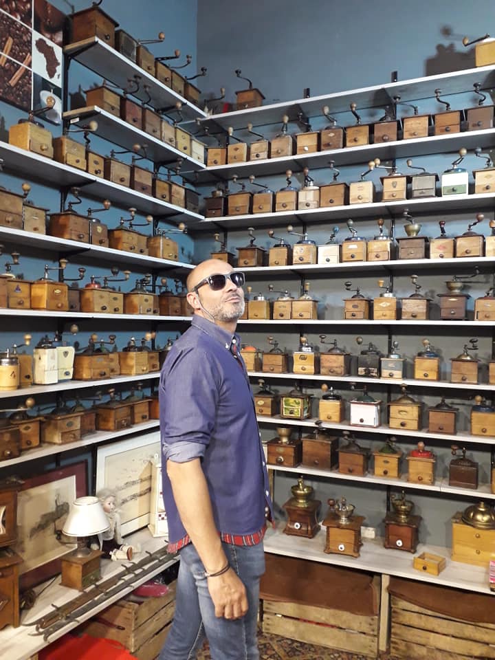 Juan Pedro Martos con su colección