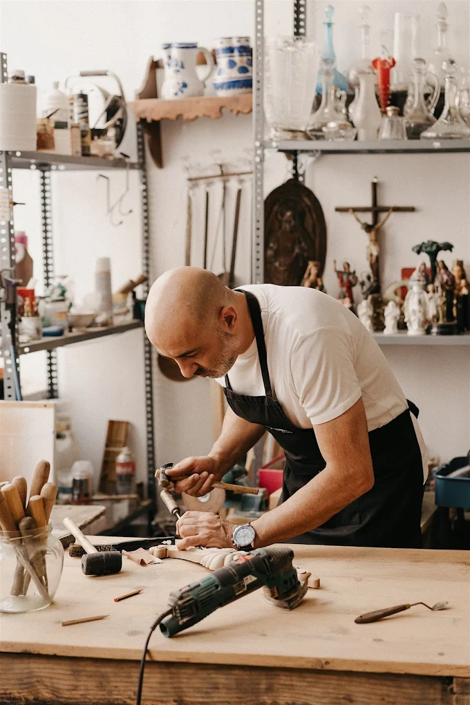 Juan Pedro en su taller de restauración
